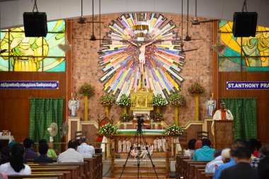 Chennai, Hindistan - 5 Ekim 2022: Pazar ayini sırasında deniz kıyısındaki St. Anthony Tapınağı Kilisesi içinde. Chennai Kilisesi - Hint kilisesi duası.