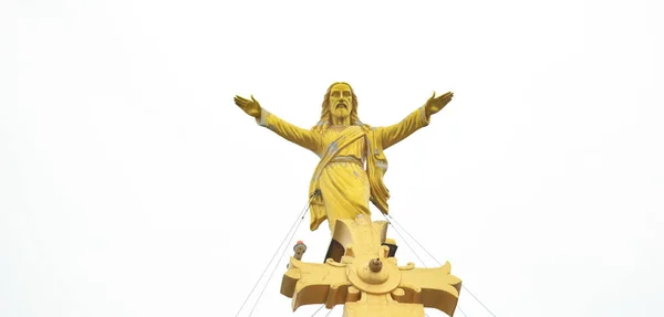 Golden Jesus Kristus Staty Toppen Kyrkan Isolerad Över Molnigt Himmel — Stockfoto