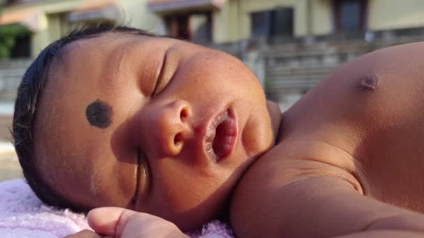 直射日光の下で寝そべっている新生児の女の子 子供の太陽への曝露増加したビタミンD セロトニンレベル インスリンレベル およびより高いエネルギーレベルの管理の利点 — ストック動画