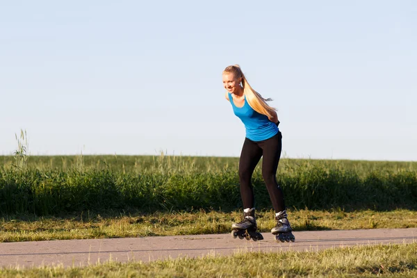 Rollschuhfahren an einem Sommerabend — Stockfoto