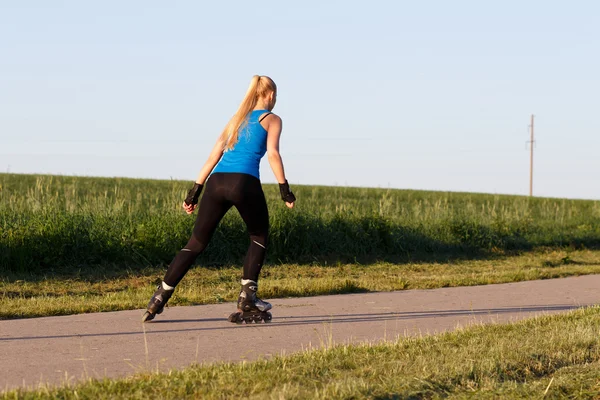 Woman rollerblading in summer evening — Stock Photo, Image
