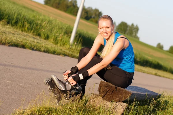 Woman going rollerblading — Stock Photo, Image