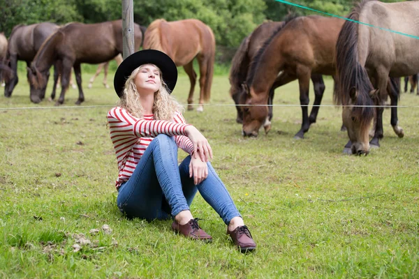 Frau genießt Pferde-Gesellschaft — Stockfoto