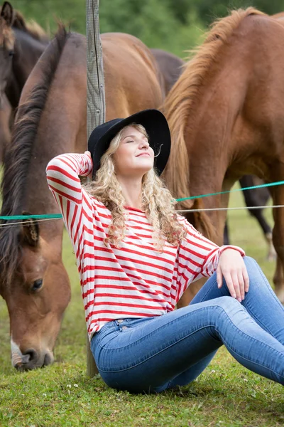 Женщина наслаждается лошадьми компании — стоковое фото