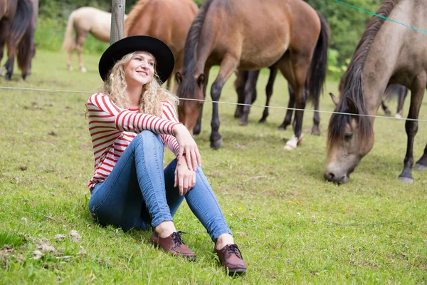 Женщина наслаждается лошадьми компании — стоковое фото