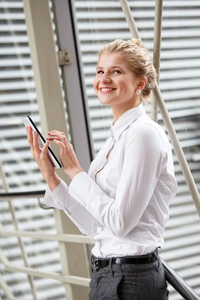 Donna d'affari che utilizza tablet in città — Foto Stock