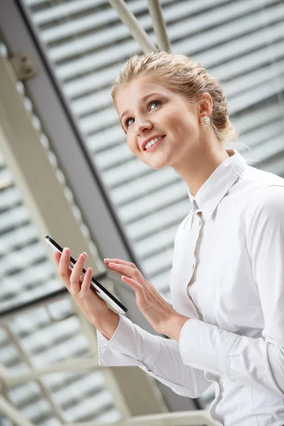 Businesswoman using tablet computer in the city — Stock Photo, Image