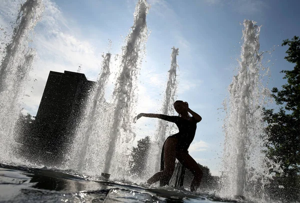 Silhouette Ragazza Uno Sfondo Spruzzi Fontana Stile Vita Danza — Foto Stock