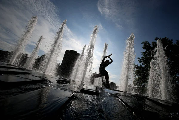 Silhueta Menina Fundo Salpicos Fonte Estilo Vida Dança — Fotografia de Stock