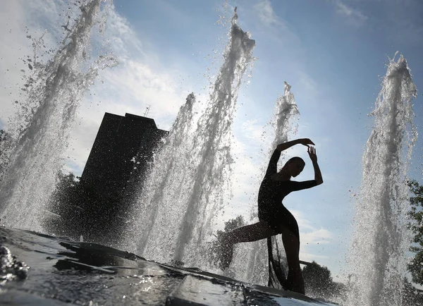 Silhueta Menina Fundo Salpicos Fonte Estilo Vida Dança — Fotografia de Stock