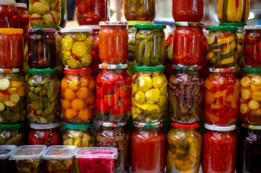 Çeşitli meyve ve sebzelerden geleneksel turşu. Ukrayna ulusal mutfağı