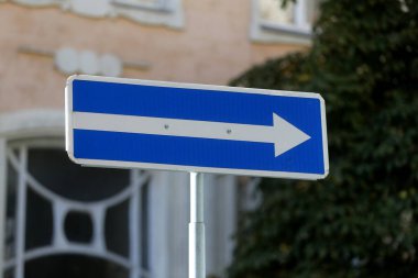 Oklu yol tabelasına giden tek yönlü cadde siyah üzerine izole edilmiş..