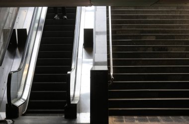 Oklu yol tabelasına giden tek yönlü cadde siyah üzerine izole edilmiş..