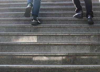 Oklu yol tabelasına giden tek yönlü cadde siyah üzerine izole edilmiş..