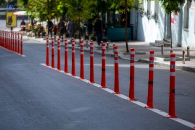 Kırmızı ve beyaz çizgili Polonyalılar satır