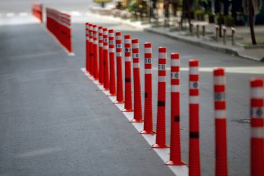 Kırmızı ve beyaz çizgili Polonyalılar satır