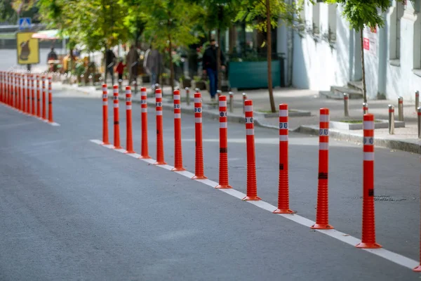 Κόκκινο Και Λευκό Ριγέ Πόλους Στη Γραμμή — Φωτογραφία Αρχείου