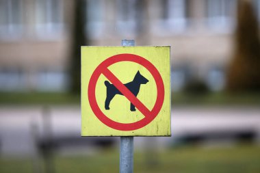 Park tabelasına köpek giremez.