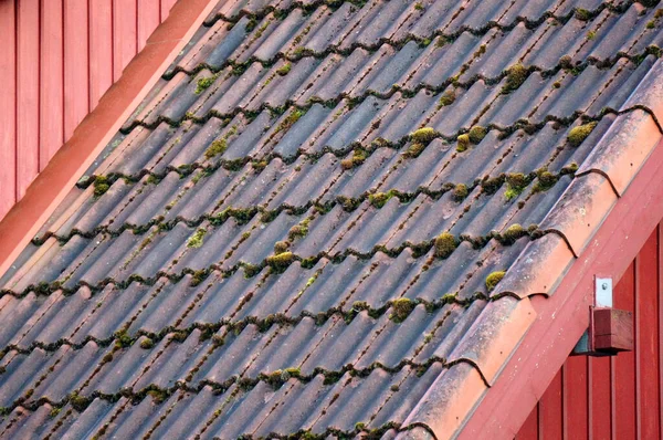 Techo Azulejos Rojos Brillantemente Iluminados Para Fondo —  Fotos de Stock