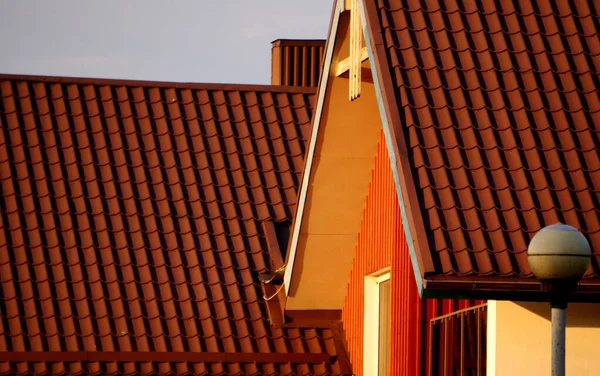 背景のための明るい赤瓦の屋根 — ストック写真