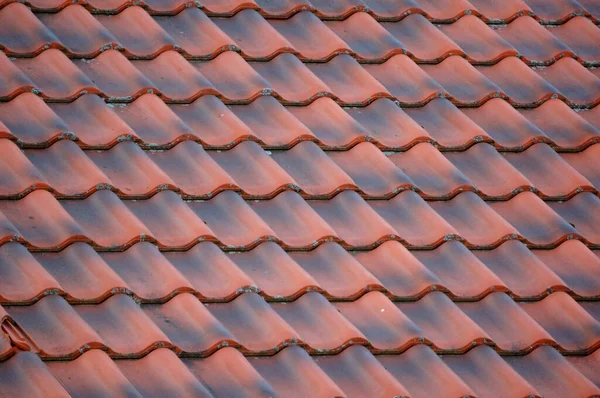 Brightly Lit Red Tiles Roof Background — Stock Photo, Image