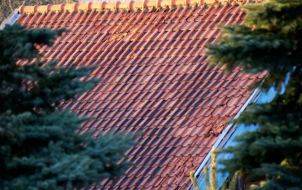 明亮的红色瓷砖屋顶作为背景 — 图库照片