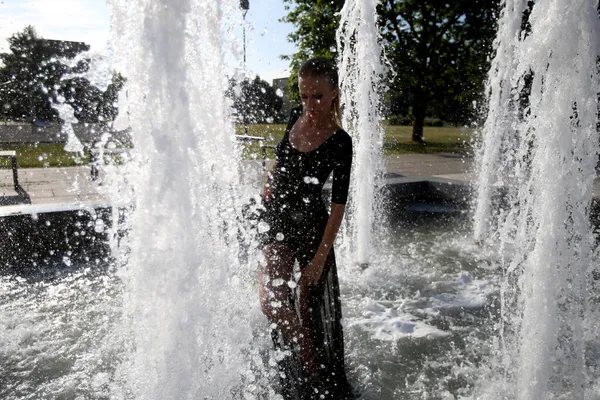 Girl Silhouette Background Fountain Splashes Dance Lifestyle — Stock Photo, Image