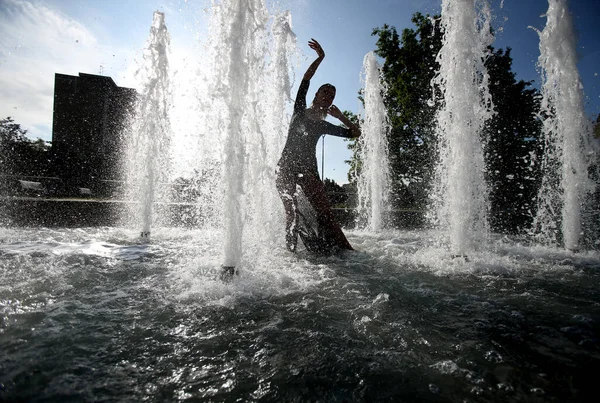 在喷泉喷溅的背景上 女孩的轮廓 舞蹈生活方式 — 图库照片