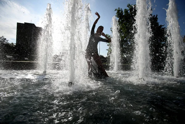 Silhueta Menina Fundo Salpicos Fonte Estilo Vida Dança — Fotografia de Stock