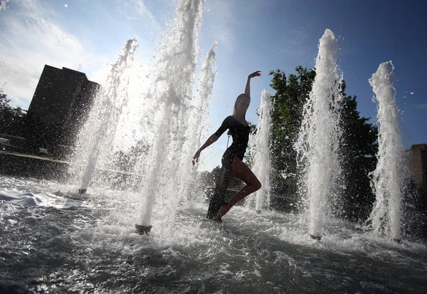 Silhueta Menina Fundo Salpicos Fonte Estilo Vida Dança — Fotografia de Stock