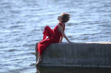 Rıhtımda kıpkırmızı bir genç kız