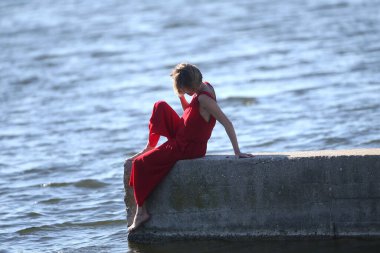 Rıhtımda kıpkırmızı bir genç kız