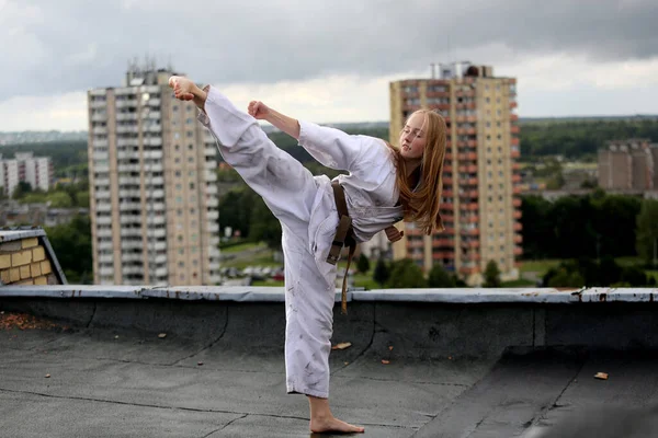 Egy Fiatal Karate Lány Tetőn Városban — Stock Fotó