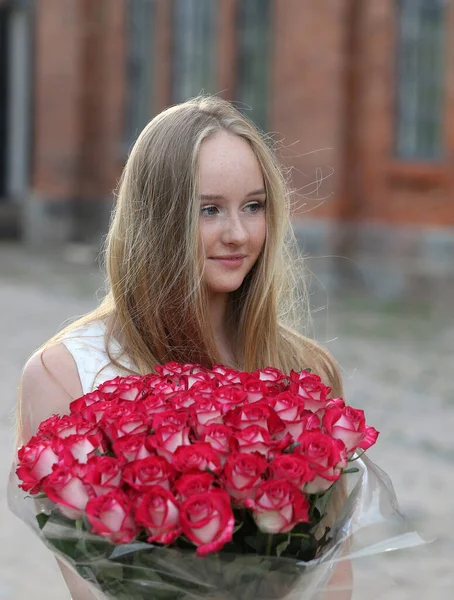 Ritratto Una Bella Donna Bionda Con Mano Mazzo Rose Rosse — Foto Stock