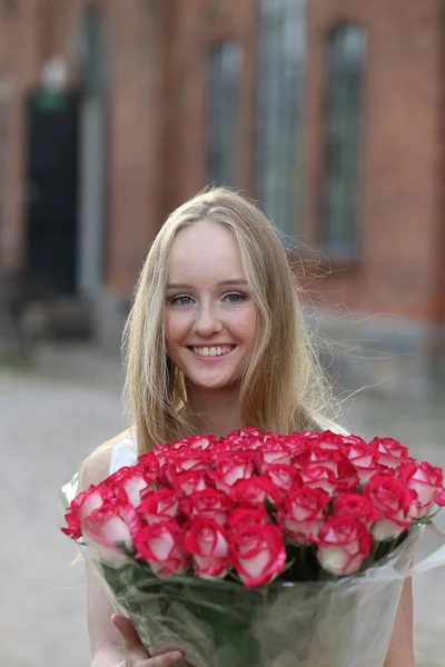 Портрет Прекрасної Білявки Тримає Букет Червоних Троянд Поняття Дня Жінок — стокове фото