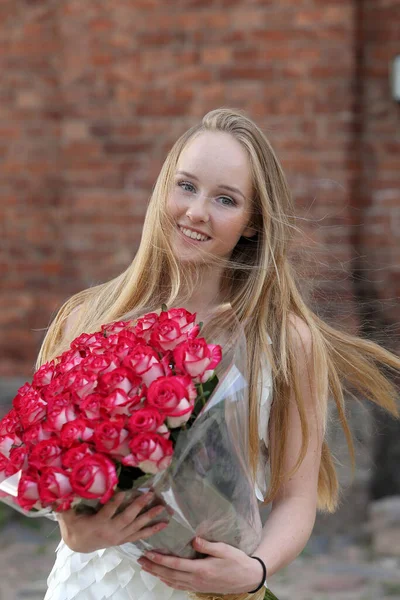 Portret Van Een Mooie Blonde Vrouw Met Een Boeket Rode — Stockfoto