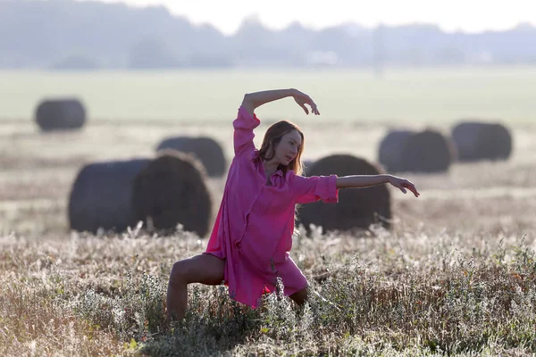 Krásná Dívka Tančí Polích Růžovým Prádlem — Stock fotografie