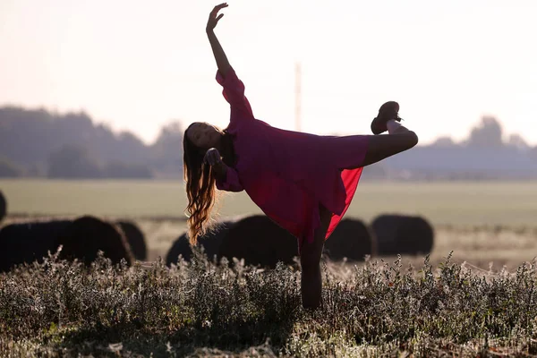 Een Mooi Meisje Danst Velden Met Roze Lingerie — Stockfoto