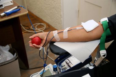 Ayrıntılı bir kan donör ve plastik kan torbası hastanede el ile