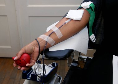 Ayrıntılı bir kan donör ve plastik kan torbası hastanede el ile