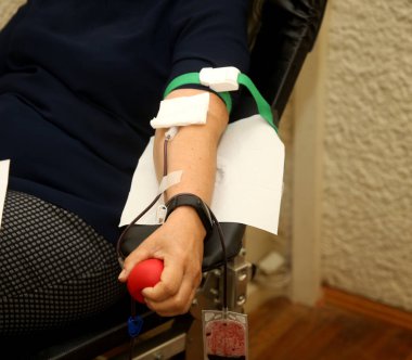 Ayrıntılı bir kan donör ve plastik kan torbası hastanede el ile