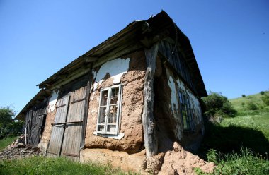 Litvanya 'nın bir köyünde çöken kilden bir ev.