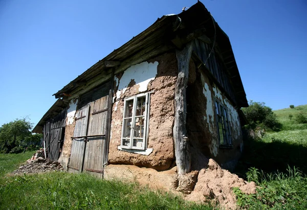 Разваливающийся Глиняный Дом Литовском Селе — стоковое фото