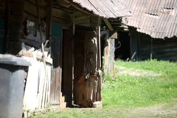 Деревянный Старый Дом Заброшенной Деревне — стоковое фото