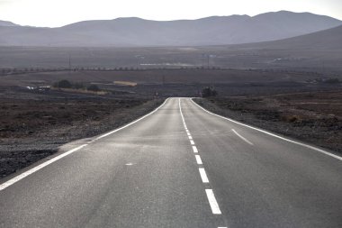 Fuerteventura çölünde güzel bir yol, Kanarya Adaları, gün batımında