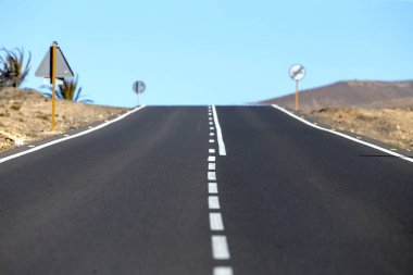  Fuerteventura çölünde güzel bir yol, Kanarya Adaları, gün batımında