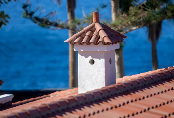 Techo Nueva Casa Moderna Con Chimenea Ventilación —  Fotos de Stock