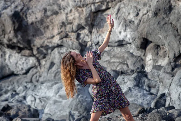 Genç Güzel Balerin Dans Ediyor Sahilde Taş Üstünde Poz Veriyor — Stok fotoğraf
