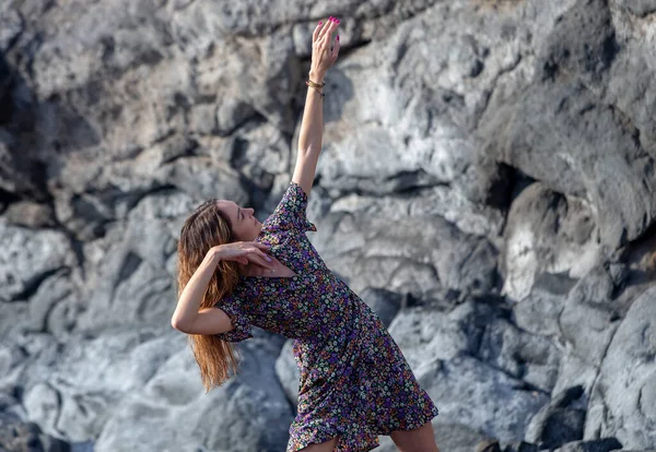 Genç Güzel Balerin Dans Ediyor Sahilde Taş Üstünde Poz Veriyor — Stok fotoğraf