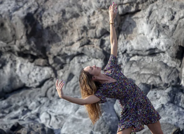 若い美しいバレリーナダンス ビーチで岩の上にポーズ — ストック写真